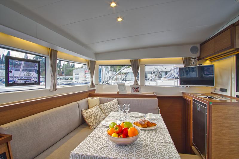 Book yachts online - catamaran - Lagoon 40 - LIQUID SPIRIT - rent