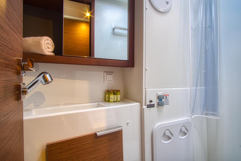 Book yachts online - catamaran - Lagoon 40 - LIQUID SPIRIT - rent