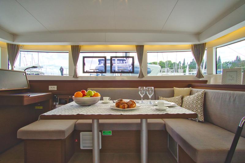 Book yachts online - catamaran - Lagoon 40 - LIQUID SPIRIT - rent