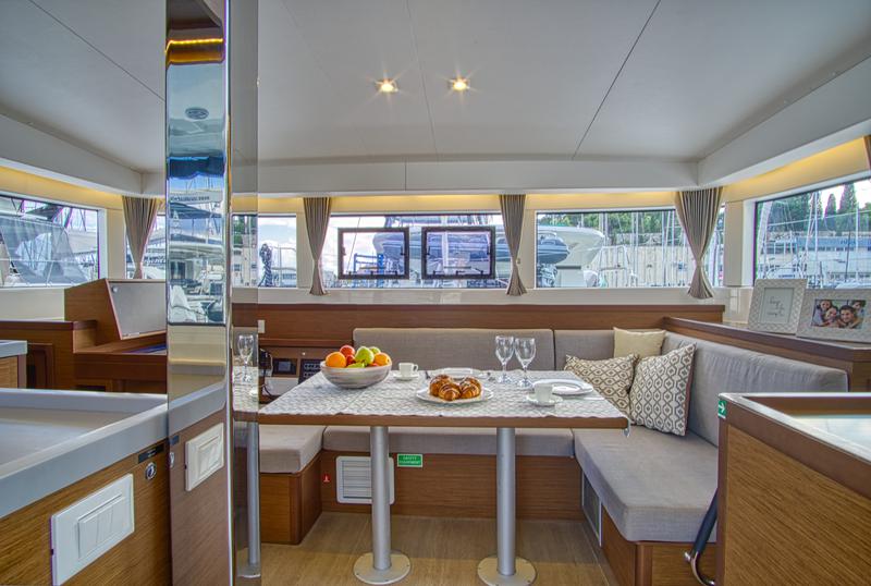 Book yachts online - catamaran - Lagoon 40 - LIQUID SPIRIT - rent