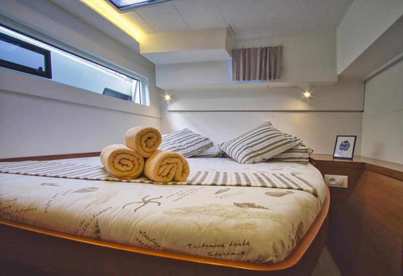 Book yachts online - catamaran - Lagoon 40 - LIQUID SPIRIT - rent