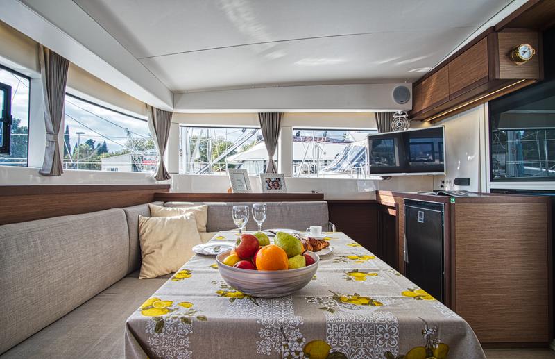 Book yachts online - catamaran - Lagoon 40 - LIQUID SPIRIT - rent