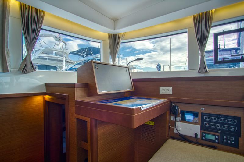 Book yachts online - catamaran - Lagoon 40 - LIQUID SPIRIT - rent
