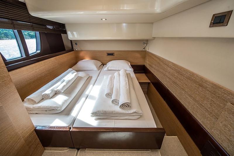 Book yachts online - motorboat - Azimut 47 Fly - Skyfall MY - rent
