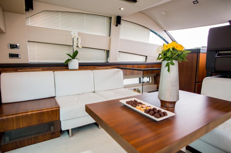 Book yachts online - motorboat - Fairline Squadron 42 - Solitaire - rent