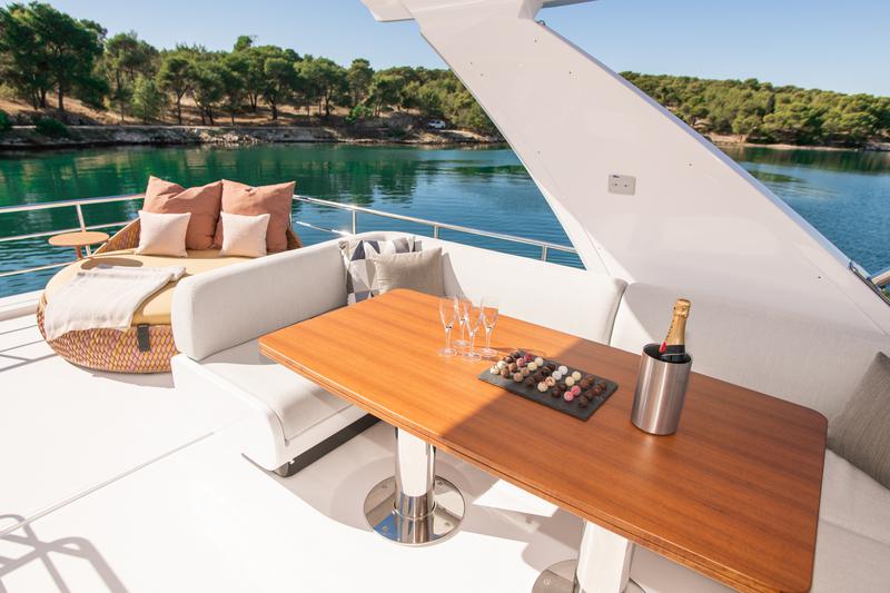 Book yachts online - motorboat - Azimut 60 Fly - Alibaba - rent