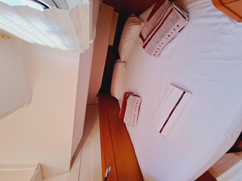 Book yachts online - sailboat - JEANNEAU SO 449 - MIENTRAS TANTO - rent