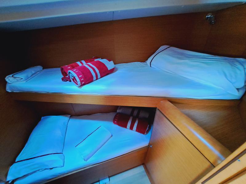 Book yachts online - sailboat - JEANNEAU SO 449 - MIENTRAS TANTO - rent