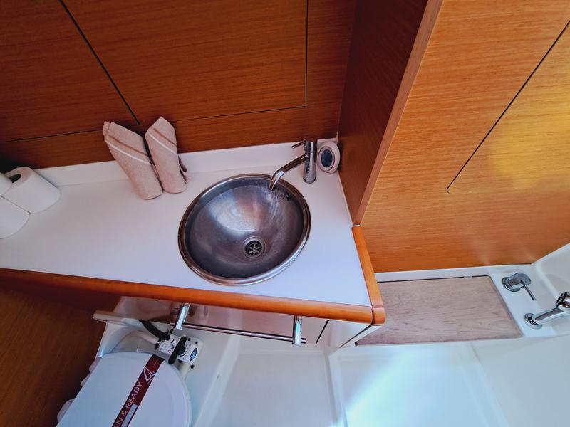Book yachts online - sailboat - JEANNEAU SO 449 - MIENTRAS TANTO - rent