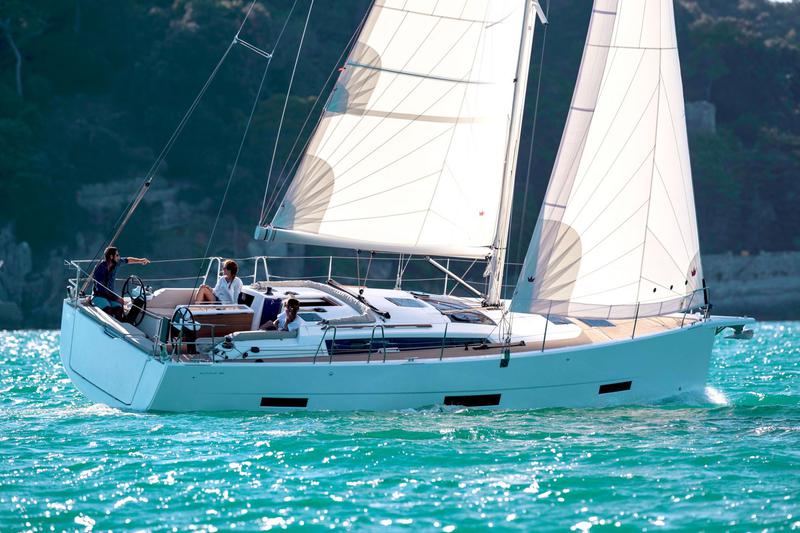 Book yachts online - sailboat - Dufour 390 GL - Cuir Noir - rent