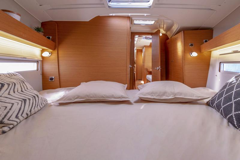 Book yachts online - sailboat - Dufour 390 GL - Cuir Noir - rent
