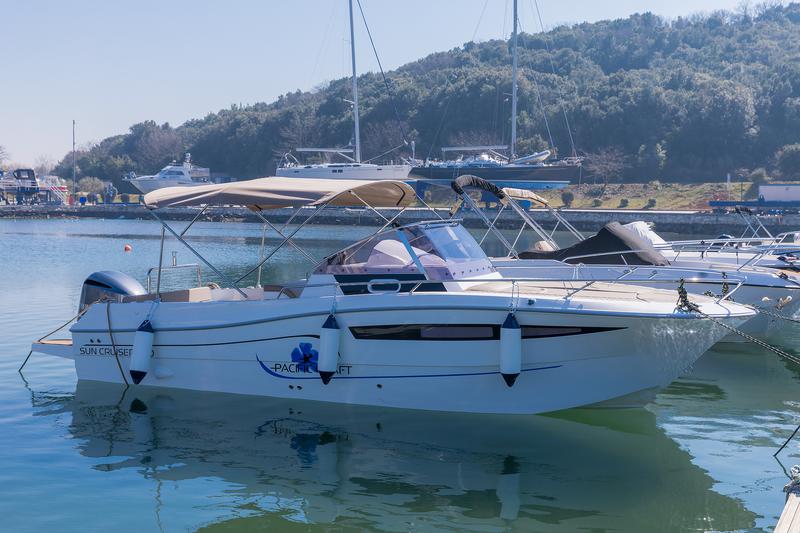 Book yachts online - motorboat - Pacific Craft 750 Sun Cruiser - no name - rent