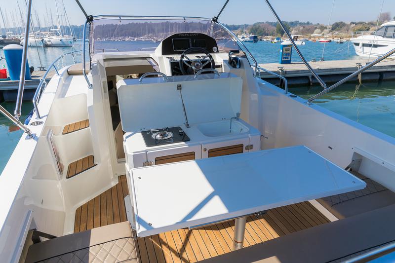 Book yachts online - motorboat - Pacific Craft 750 Sun Cruiser - no name - rent