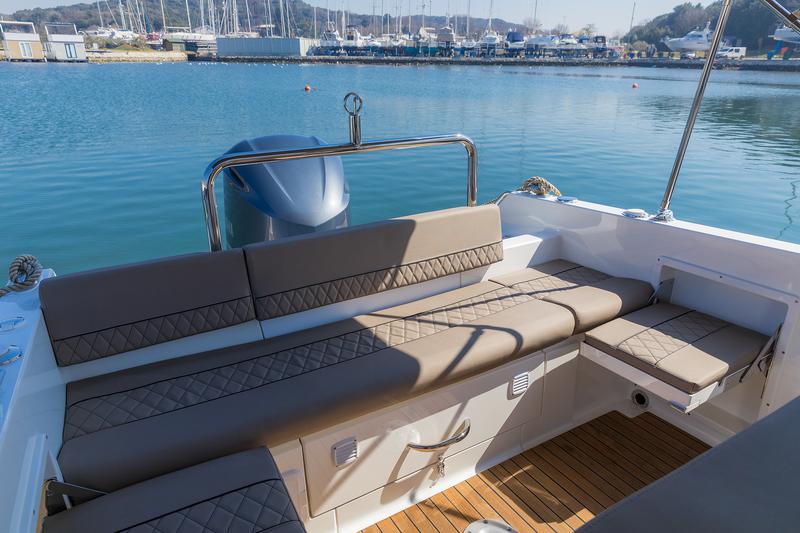 Book yachts online - motorboat - Pacific Craft 750 Sun Cruiser - no name - rent