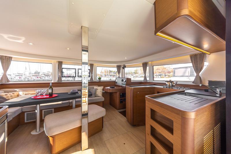 Book yachts online - catamaran - Lagoon 42 A/C &amp; GEN - WM - White Waves - rent