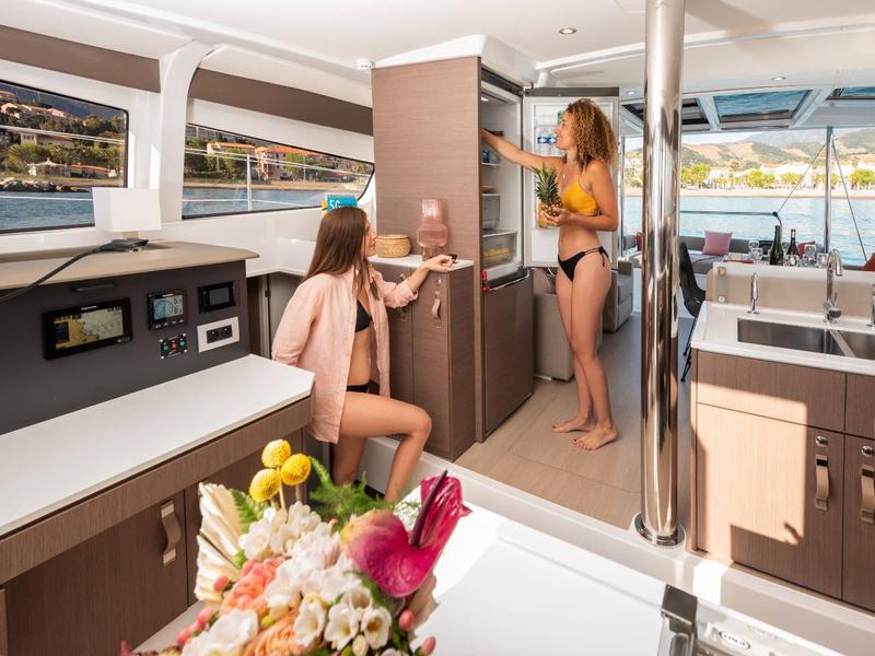 Book yachts online - catamaran - Bali 4.2 A/C &amp; GEN &amp; WM - First Spark - rent