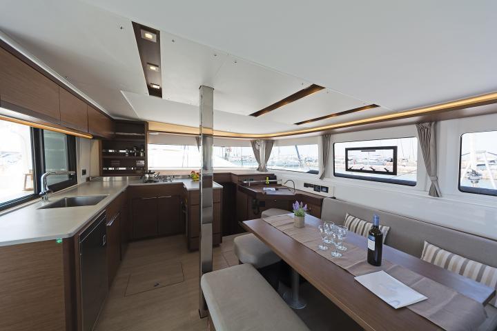 Book yachts online - catamaran - Lagoon 46 A/C &amp; GEN &amp; WM - LUCKY DRAGON - rent