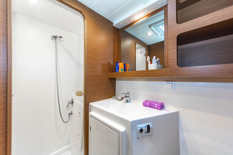 Book yachts online - catamaran - Lagoon 42 A/C &amp; GEN. - PLOUS - rent