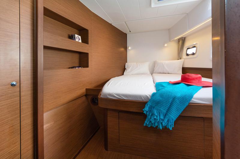 Book yachts online - catamaran - Lagoon 42 A/C &amp; GEN. - NIRIIS - rent