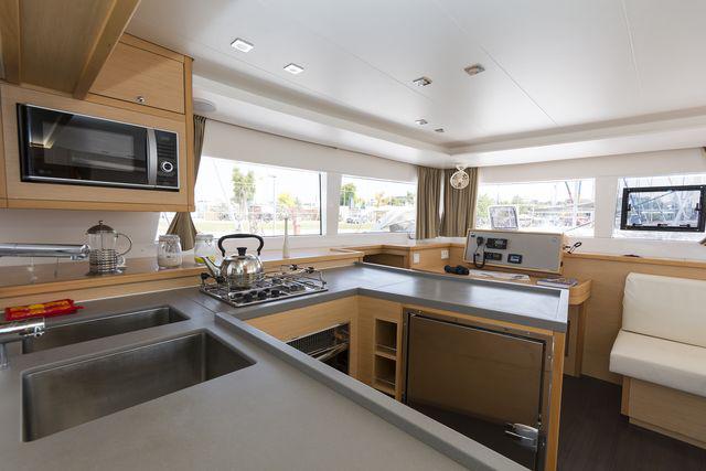 Book yachts online - catamaran - Lagoon 450 Fly A/C &amp; GEN - NEMESIS - rent