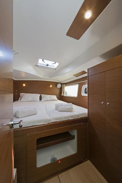 Book yachts online - catamaran - Lagoon 380 - ELEVEN - rent