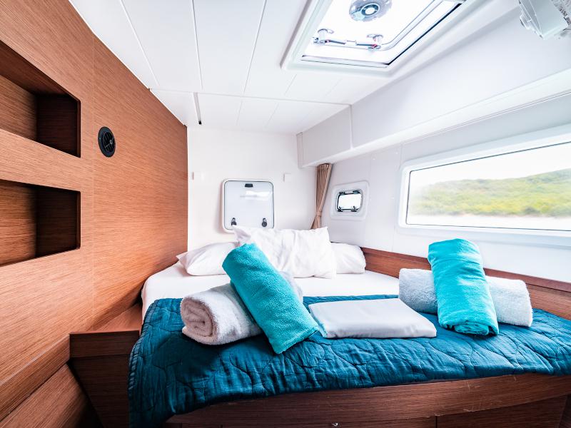 Book yachts online - catamaran - Lagoon 42 - Beauty L A/C-GEN-WATER MAKER-SOLAR-ELEC.WC - rent