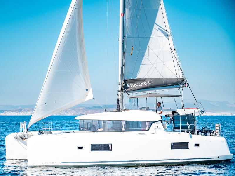 Book yachts online - catamaran - Lagoon 42 - Beauty L A/C-GEN-WATER MAKER-SOLAR-ELEC.WC - rent