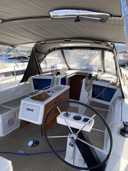 Book yachts online - sailboat - Dufour 390 Grand Large - Pixie - rent