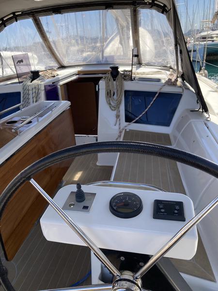 Book yachts online - sailboat - Dufour 390 Grand Large - Pixie - rent