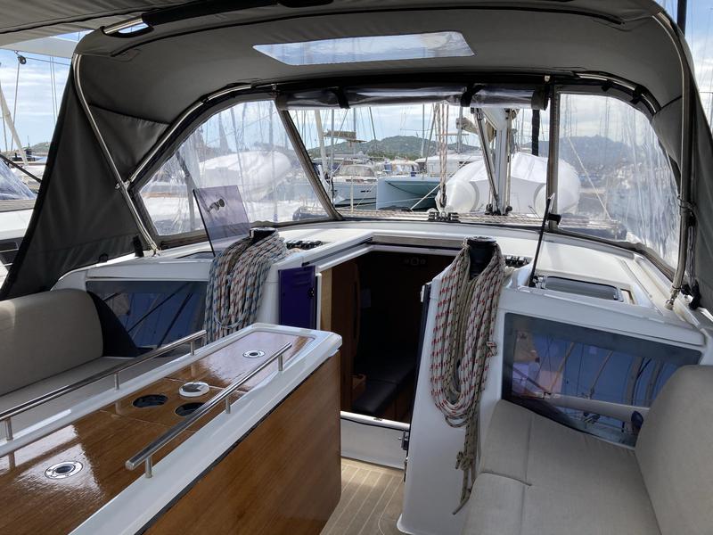 Book yachts online - sailboat - Dufour 390 Grand Large - Molesta - rent