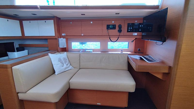 Book yachts online - sailboat - Dufour 530 Owner's Version - Asperula - rent