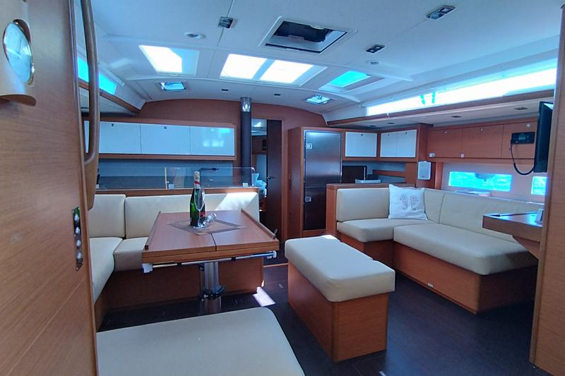 Book yachts online - sailboat - Dufour 530 Owner's Version - Asperula - rent
