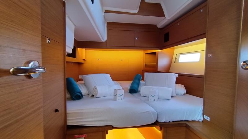 Book yachts online - sailboat - Dufour 530 Owner's Version - Asperula - rent
