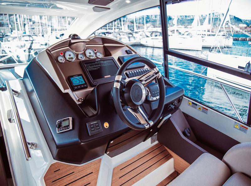 Book yachts online - motorboat - Cranchi M44 HT - Brown Sugar - rent