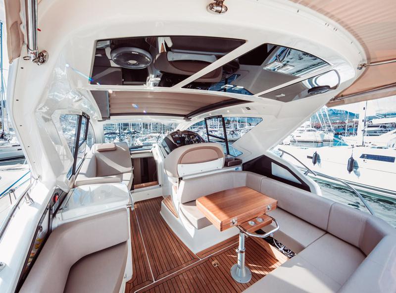 Book yachts online - motorboat - Cranchi M44 HT - Brown Sugar - rent