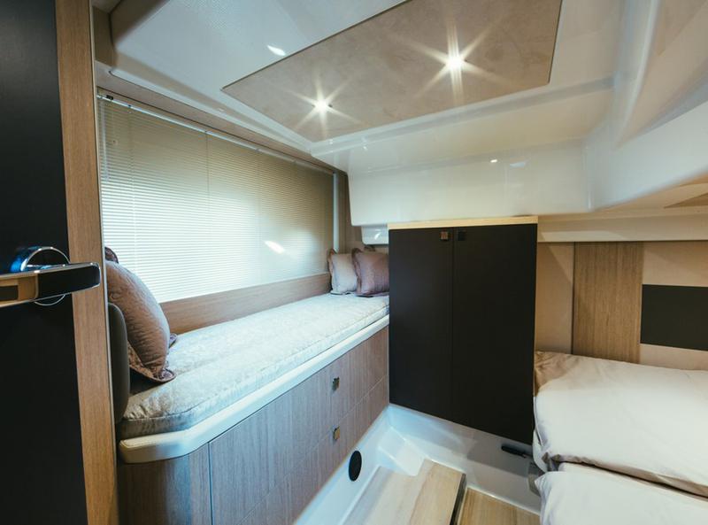 Book yachts online - motorboat - Cranchi M44 HT - Brown Sugar - rent