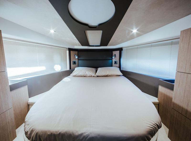 Book yachts online - motorboat - Cranchi M44 HT - Brown Sugar - rent