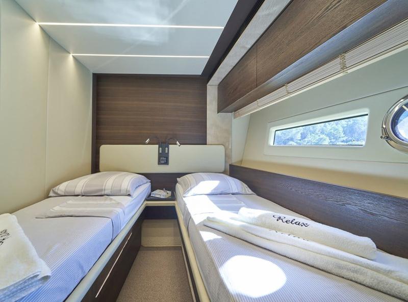 Book yachts online - motorboat - Azimut 72 - Relax of Croatia - rent