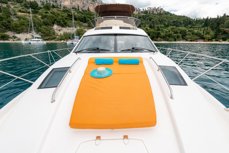 Book yachts online - motorboat - Sealine T 50 - Maja - rent