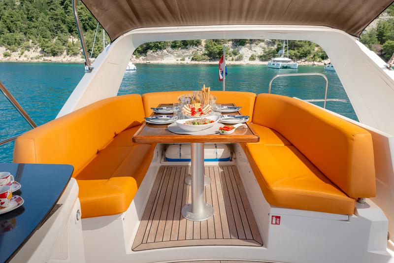 Book yachts online - motorboat - Sealine T 50 - Maja - rent