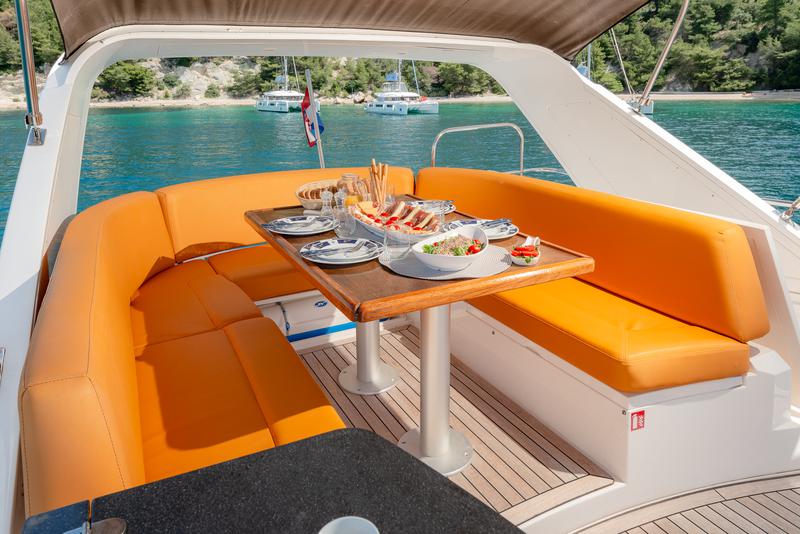 Book yachts online - motorboat - Sealine T 50 - Maja - rent