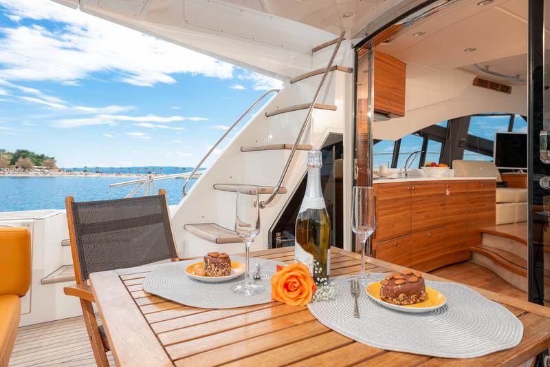 Book yachts online - motorboat - Sealine T 50 - Maja - rent