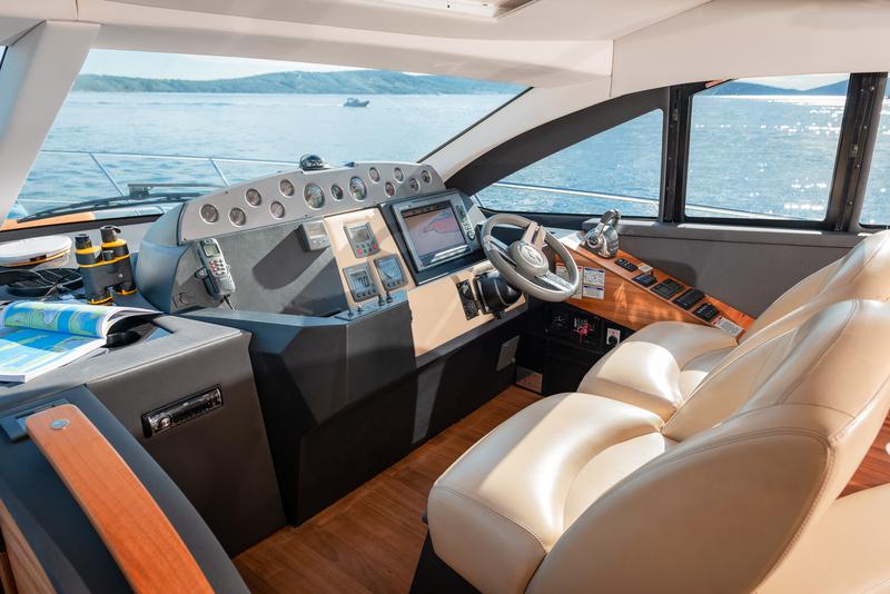 Book yachts online - motorboat - Sealine T 50 - Maja - rent