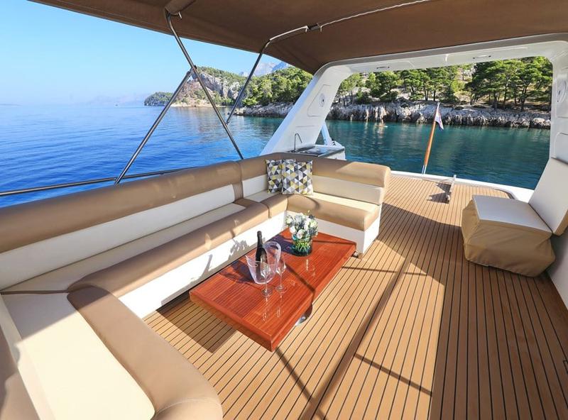 Book yachts online - motorboat - Motoryacht - Custom Blanka - rent
