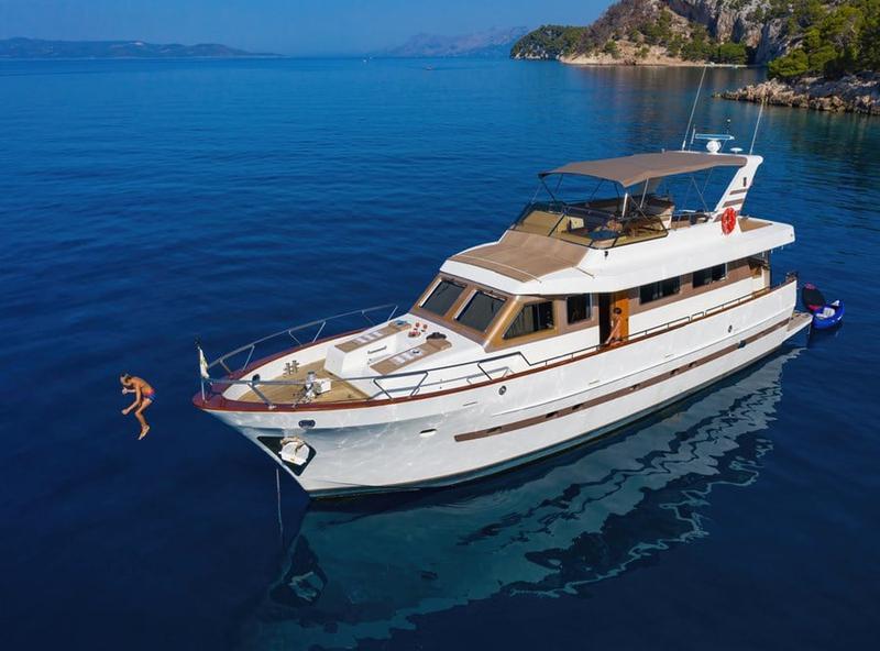 Book yachts online - motorboat - Motoryacht - Custom Blanka - rent