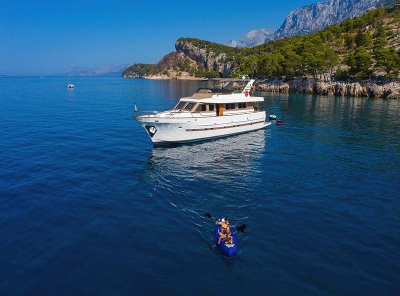 Book yachts online - motorboat - Motoryacht - Custom Blanka - rent