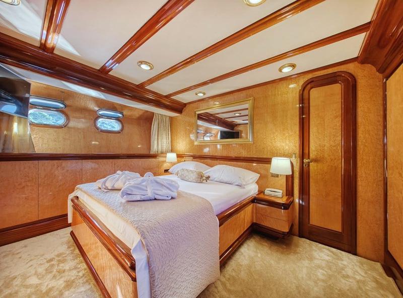 Book yachts online - motorboat - Motoryacht - Custom Blanka - rent