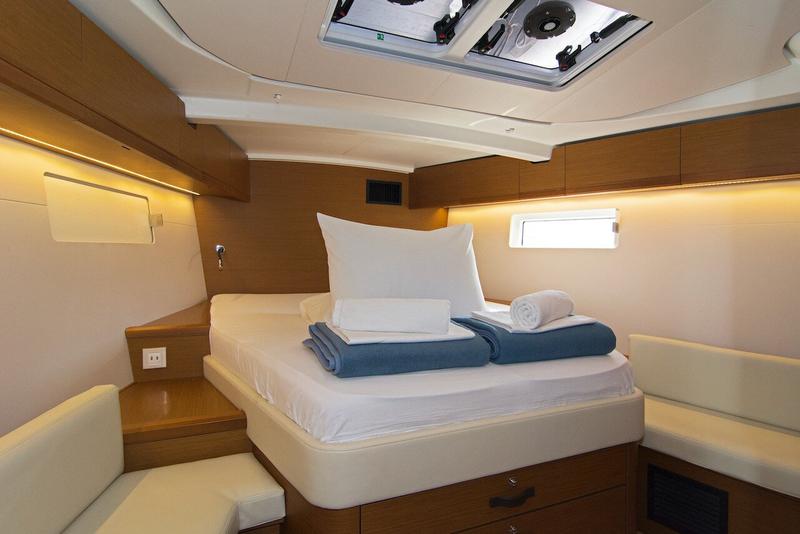 Book yachts online - sailboat - Jeanneau 51 "LUXE" - Alkatan - rent