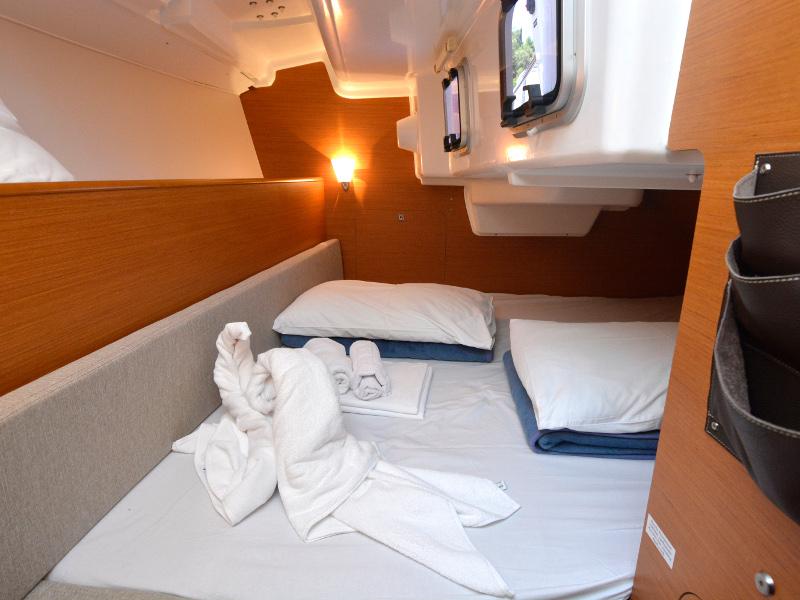 Book yachts online - sailboat - Sun Odyssey 33i - Hasta Siempre - rent