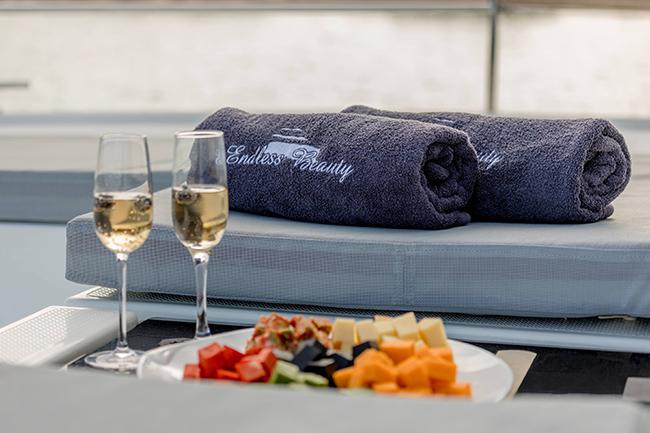 Book yachts online - powercatamaran - Fountaine Pajot MY 44 - Endless Beauty - Deluxe - rent